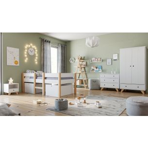 Kinderzimmer mit Kojenbett, Schrank, Kommode, Regal und Nachtkommode