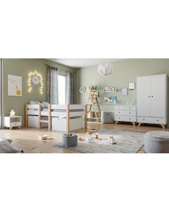 Kinderzimmer mit Kojenbett, Schrank, Kommode, Regal und Nachtkommode